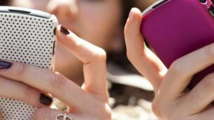 Telefonino telefonini smartphone adolescenti teenager ragazzi studenti scuola