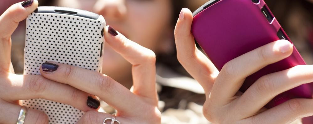 Telefonino telefonini smartphone adolescenti teenager ragazzi studenti scuola