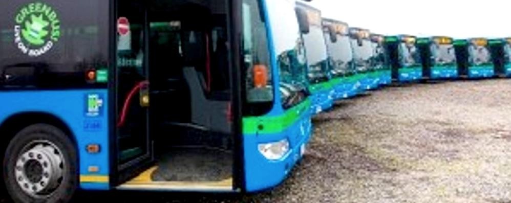 Pullman tamponato a Monza, l’autista era ubriaco