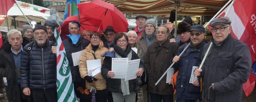 Monza volantinaggio sindacati contro aumento Irpef