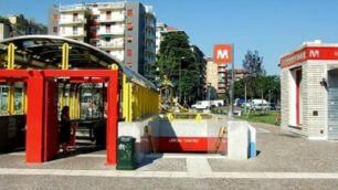 Metropolitana in arrivo la fermata di Paderno qui l'ingresso della gialla ad affori