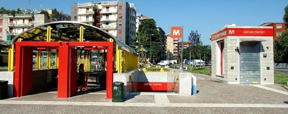 Metropolitana in arrivo la fermata di Paderno qui l'ingresso della gialla ad affori
