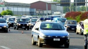 Agenti della Polizia stradale di Seregno lungo la Valassina