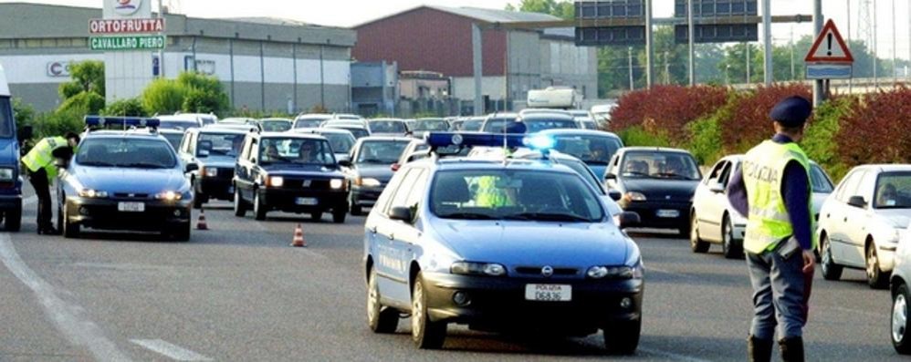 Agenti della Polizia stradale di Seregno lungo la Valassina