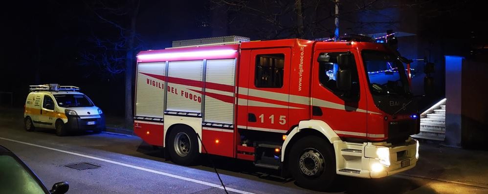 Fuga di gas a Seregno in via Monterosa.   Sul posto i vigili del fuoco di Seregno insieme a Gelsia reti