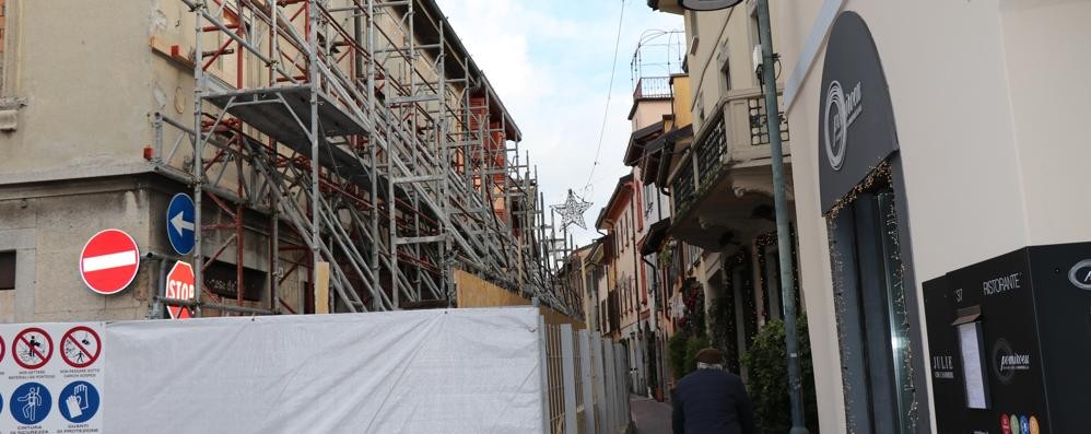 Seregno: via Garibaldi dopo aver montato il ponteggio