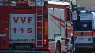 Principio incendio appartamento a Verano Brianza in via Sauro. Sul posto i vigili del fuoco di Seregno, l'ambulanza della Croce Bianca Giussano e i carabinieri