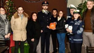 Sovico: Daniela Mancini, medico di medicina generale, e il marito Ahmed Almongi, commerciante, hanno donato un defibrillatore mascherine per rianimazione al comando di Polizia Locale Macherio - Sovico. Nella foto con il sindaco Barbara Magni e il comandante Francesco Farina