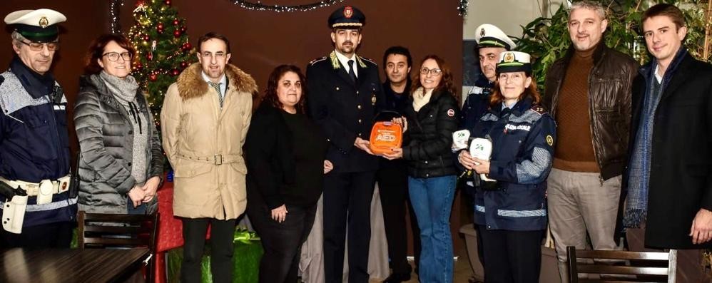 Sovico: Daniela Mancini, medico di medicina generale, e il marito Ahmed Almongi, commerciante, hanno donato un defibrillatore mascherine per rianimazione al comando di Polizia Locale Macherio - Sovico. Nella foto con il sindaco Barbara Magni e il comandante Francesco Farina