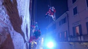Monza accensione luminarie di natale: la discesa di Babbo Natale e dei suoi aiutanti dall’arengario