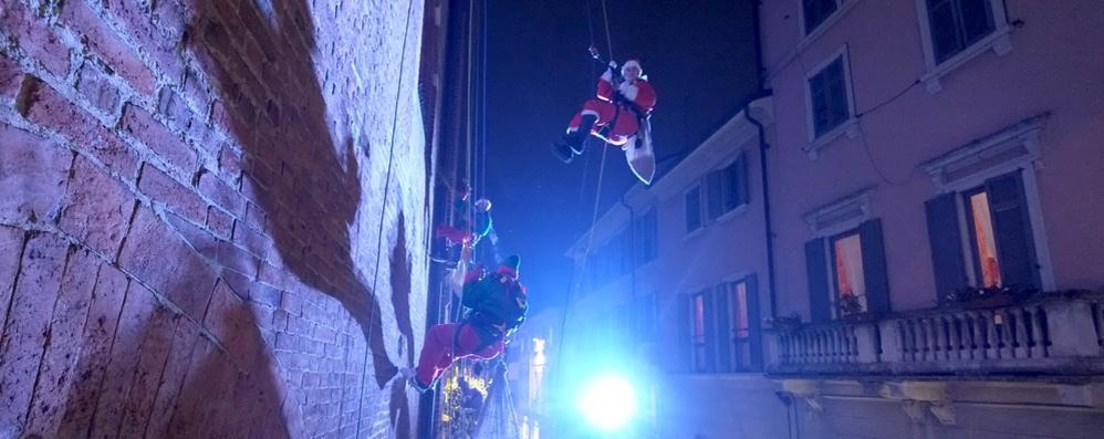 Monza accensione luminarie di natale: la discesa di Babbo Natale e dei suoi aiutanti dall’arengario