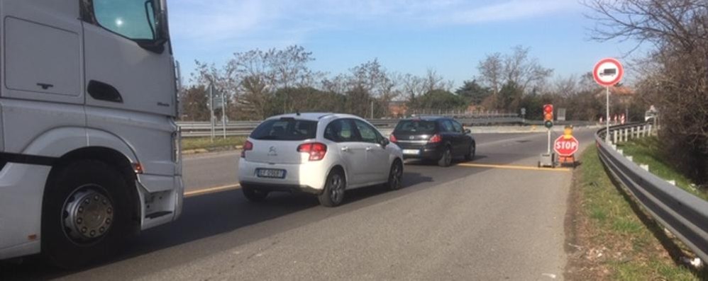 Agrate traffico Sp13: senso unico alternato per lavori in via Archimede