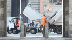 Un mezzo dei rifiuti che opera in centro a Monza