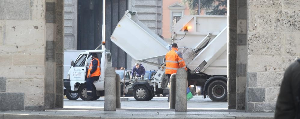 Un mezzo dei rifiuti che opera in centro a Monza