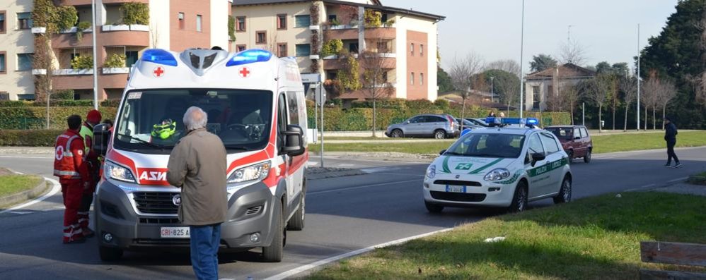 Polizia locale e ambulanza sul luogo dell’incidente a Biassono