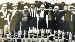 La formazione del Cagliari nel 1920, anno di nascita ufficiale della società