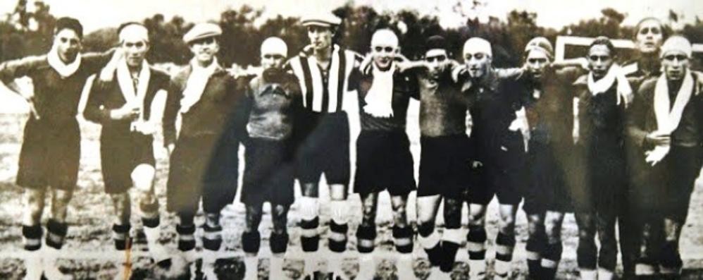 La formazione del Cagliari nel 1920, anno di nascita ufficiale della società