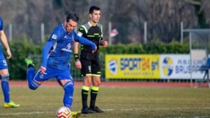 Seregno - Una punizione calciata da Giovanni La Camera - Foto Seregno Calcio