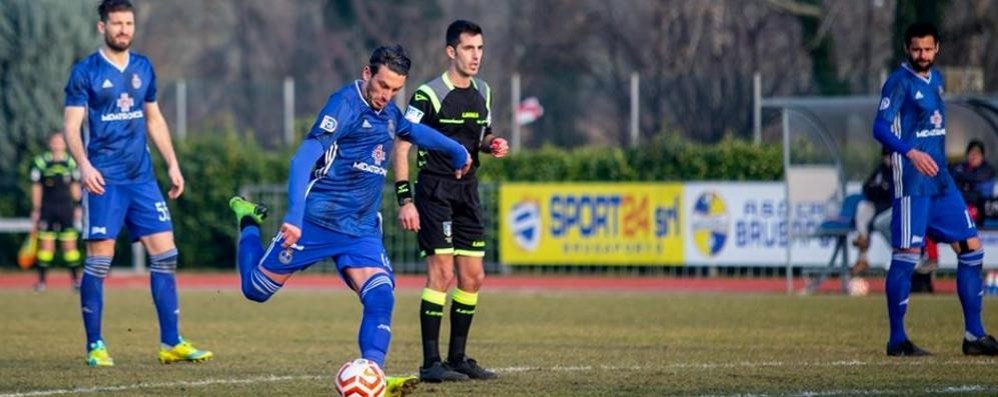 Seregno - Una punizione calciata da Giovanni La Camera - Foto Seregno Calcio