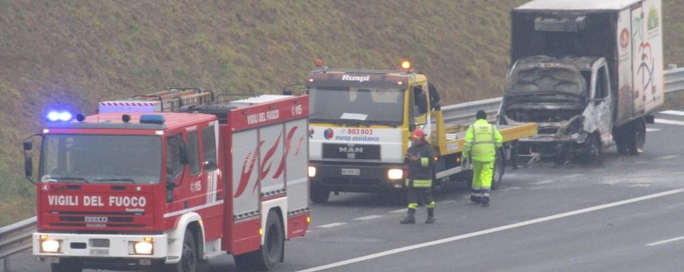 Lazzate Pedemontana furgone in fiamme, vigili del fuoco e carabinieri sul posto