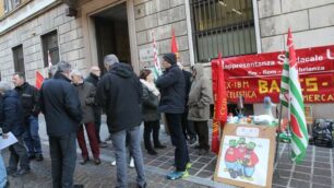 Il presidio degli ex lavoratori Bames stamattina a Monza