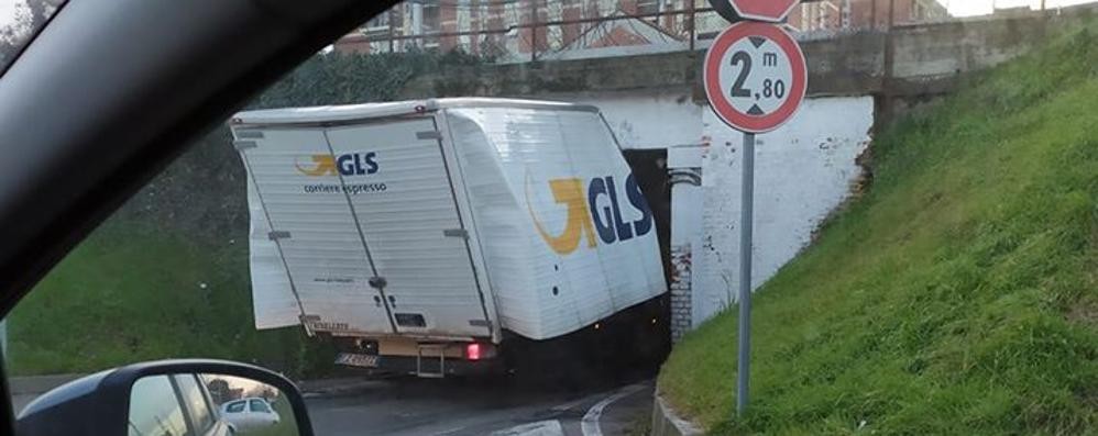 La foto del camion incastrato pubblicata sul gruppo Facebook “Sei di Desio se...”