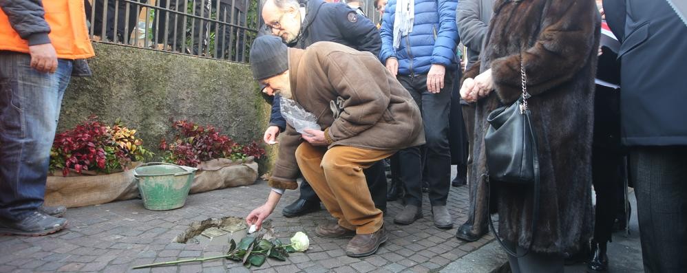 La posa delle pietre d’inciampo in via Prina a Monza