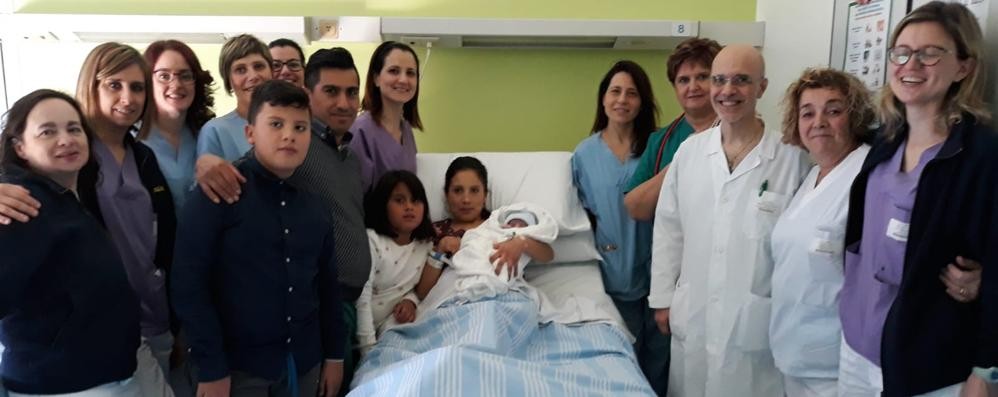 Gianluca Espinoza primo nato a Desio nel 2020 con la mamma Gary Bernison Sevillano Estrada e il papà Tito Miguel Espinoza Falconi