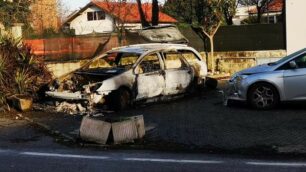 L’auto distrutta dall’incendio a Giussano