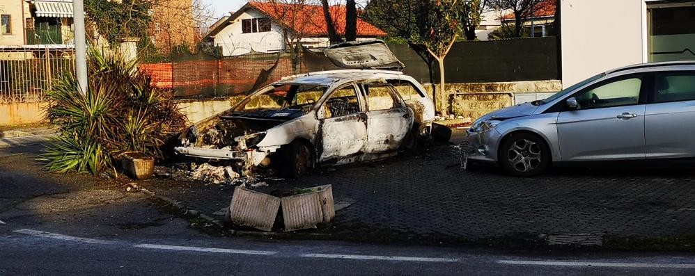 L’auto distrutta dall’incendio a Giussano