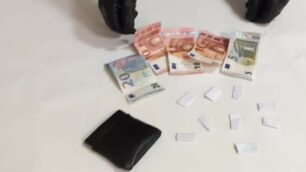 Le dosi e il contante sequestrati
