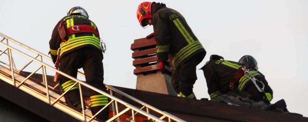 I vigili del fuoco sul tetto di via Eupili