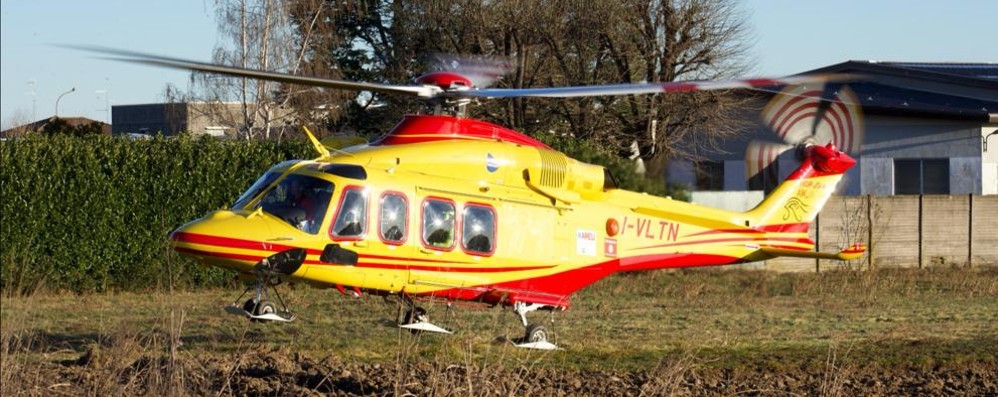 Uomo caduto dal tetto a Lazzate via Vittorio Emanuele. Sul posto l'ambulanza di SOS Uboldo e l'elisoccorso di Milano.