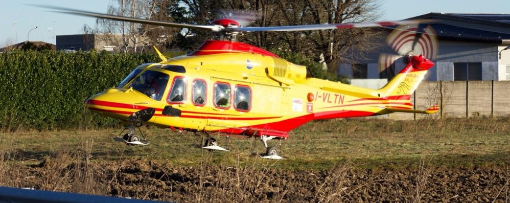 Uomo caduto dal tetto a Lazzate via Vittorio Emanuele. Sul posto l'ambulanza di SOS Uboldo e l'elisoccorso di Milano