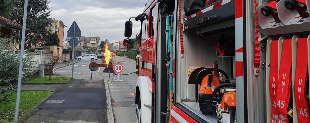 Limbiate vigili del fuoco fiammata lavori gas via Roma - foto Vigili del fuoco