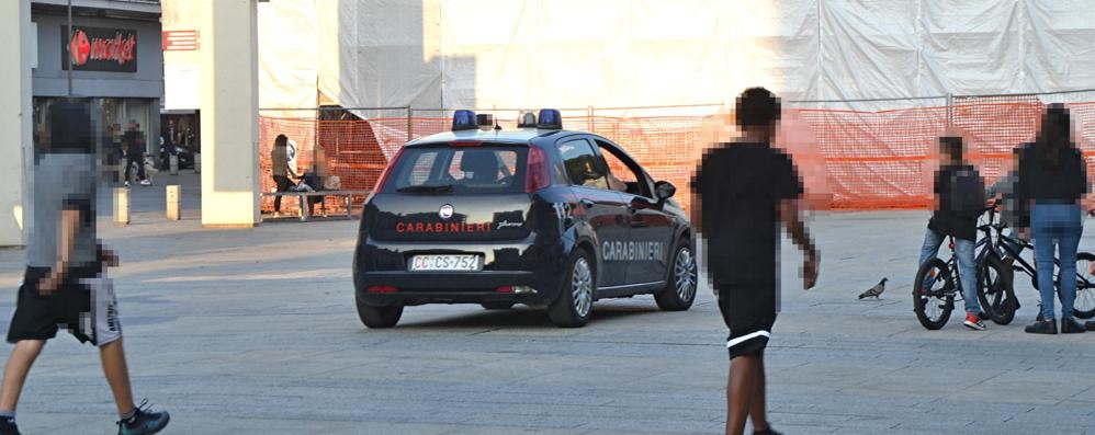 I carabinieri controllano il centro di Lissone. Ora la città ha anche un nuovo regolamento di Polizia urbana