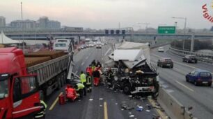 Incidente A4 tra camion Sesto - Cormano - foto Vigili del fuoco