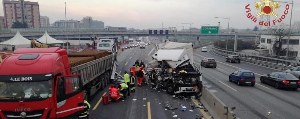 Incidente A4 tra camion Sesto - Cormano - foto Vigili del fuoco