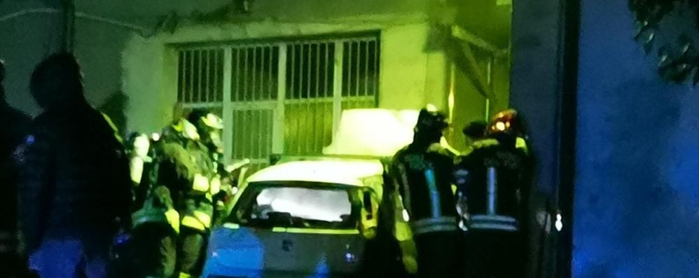 Incendio vettura a Meda con intervento dei Vigili del fuoco di Seregno e dei Carabinieri.