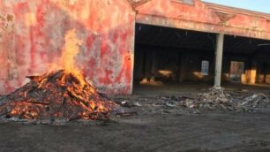 Monza fuoco capannoni dismessi via Val d’Ossola, sul posto la polizia locale