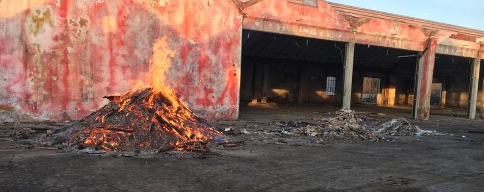 Monza fuoco capannoni dismessi via Val d’Ossola, sul posto la polizia locale