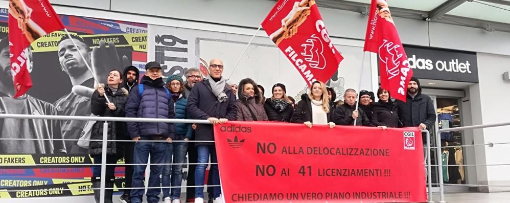Il presidio a Milano a dicembre dei lavoratori Adidas