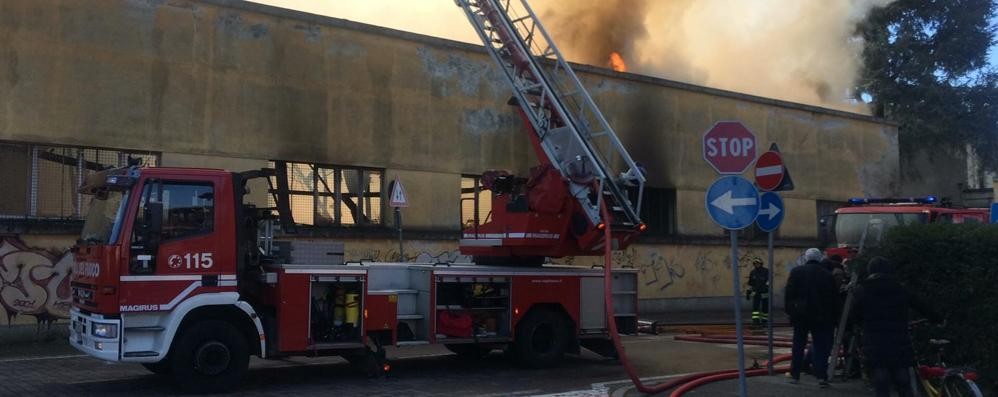 incendio via pellico monza