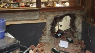 Il buco e i danni nel Caffè del Ponte di via Vittorio Emanuele a Monza
