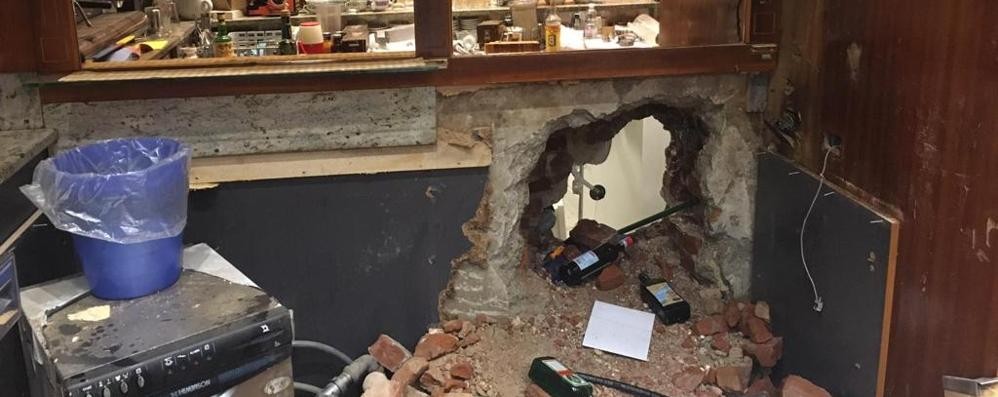 Il buco e i danni nel Caffè del Ponte di via Vittorio Emanuele a Monza