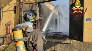 Monza: le foto dell’incendio del capannone in via Pellico