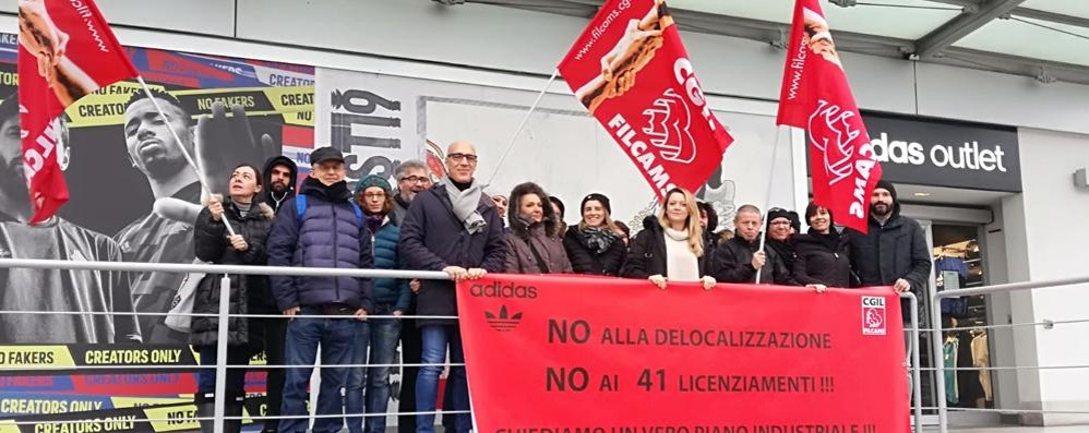 Una recente manifestazione di protesta dei dipendenti Adidas a Milano