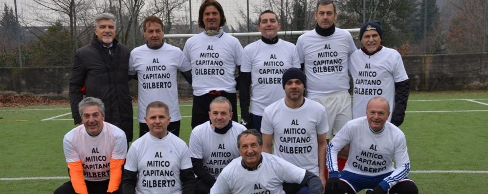 Intitolazione a Gilberto Citterio di Desio del nuovo campo di Mariano Comense: in prima fila il fratello Rodolfo. Citterio era morto per infarto giocando a calcetto nel 2014