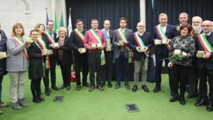 Foto di gruppo per la presentazione delle pietre di inciampo in Provincia