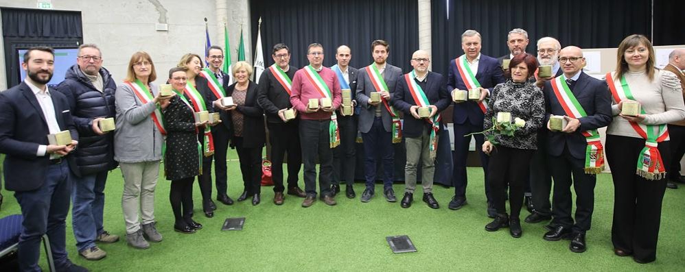 Foto di gruppo per la presentazione delle pietre di inciampo in Provincia